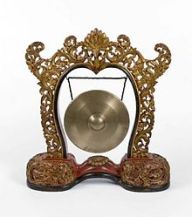 220px-collectie_tropenmuseum_gong_hangend_in_een_standaard_onderdeel_van_gamelan_semar_pagulingan_tmnr_1340-13